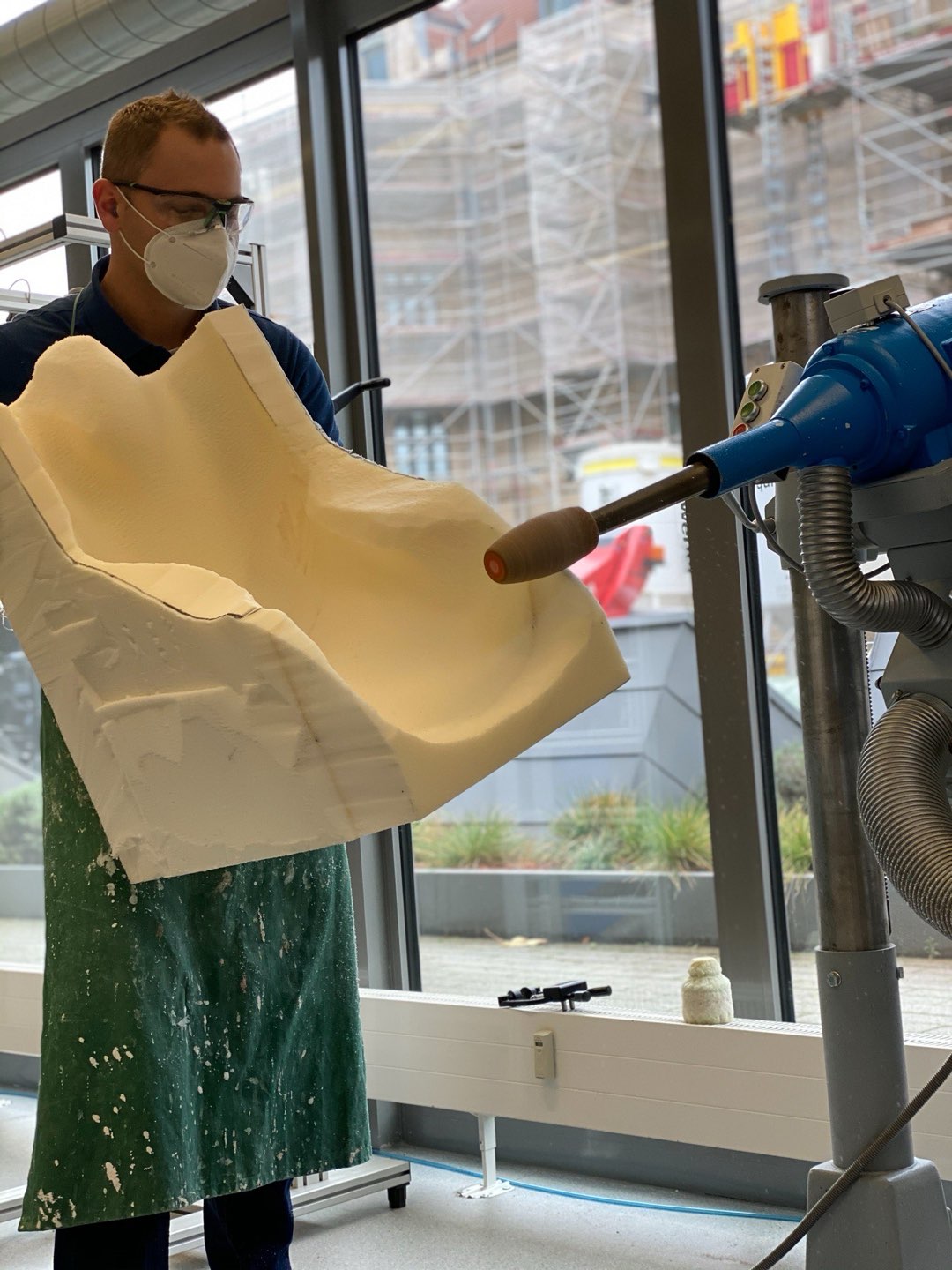 Manuelle Nacharbeit an einer Sitzschale bei Kächele